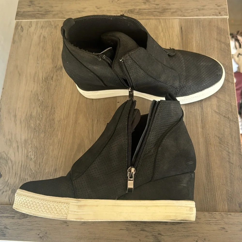 Black wedge shoe